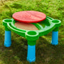 Table d’activités en plastique pour enfants, avec le couvercle ouvert, montrant les bacs pour le sable et l’eau