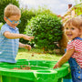 Deux enfants jouent avec le sable et l’eau dans une table d’activités en plastique robuste pour enfants.