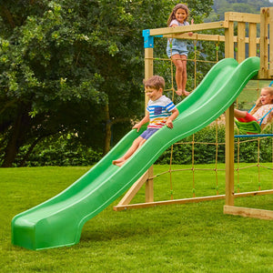 Trois enfants jouent sur une aire de jeux en bois avec un grand toboggan vert, un filet à grimper et une balançoire.