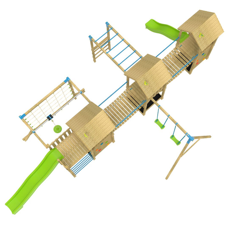 Grande aire de jeux en bois avec 3 tours, toboggans verts, balançoires, mur d’escalade, filet à grimper, pont de singe et pont suspendu vue du dessus.