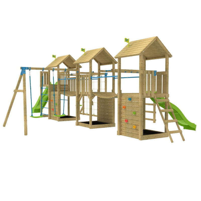 Grande aire de jeux en bois avec 3 tours, toboggans verts, balançoires, mur d’escalade, filet à grimper, pont de singe et pont suspendu.