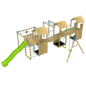 Grande aire de jeux en bois avec 3 tours, toboggans verts, balançoires, mur d’escalade, filet à grimper, pont de singe et pont suspendu vue de côté.