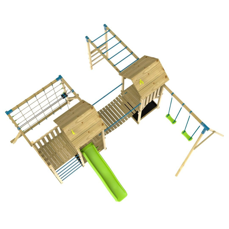 Grande structure de jeux en bois pour enfants avec deux tours, toboggan, balançoires, échelle, mur d’escalade, tyrolienne, filet à grimper et pont suspendu.