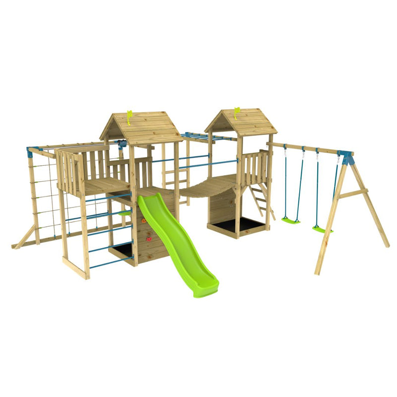 Grande structure de jeux en bois pour enfants avec deux tours, toboggan, balançoires, échelle, mur d’escalade, tyrolienne, filet à grimper et pont suspendu.