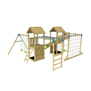 Grande structure de jeux en bois pour enfants avec deux tours, toboggan, balançoires, échelle, mur d’escalade, tyrolienne, filet à grimper et pont suspendu.