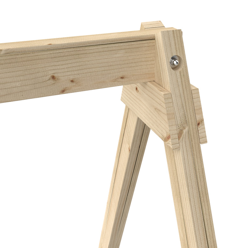 Gros plan sur l’assemblage en bois d’une structure de plateforme pour aire de jeux, avec fixation métallique visible.