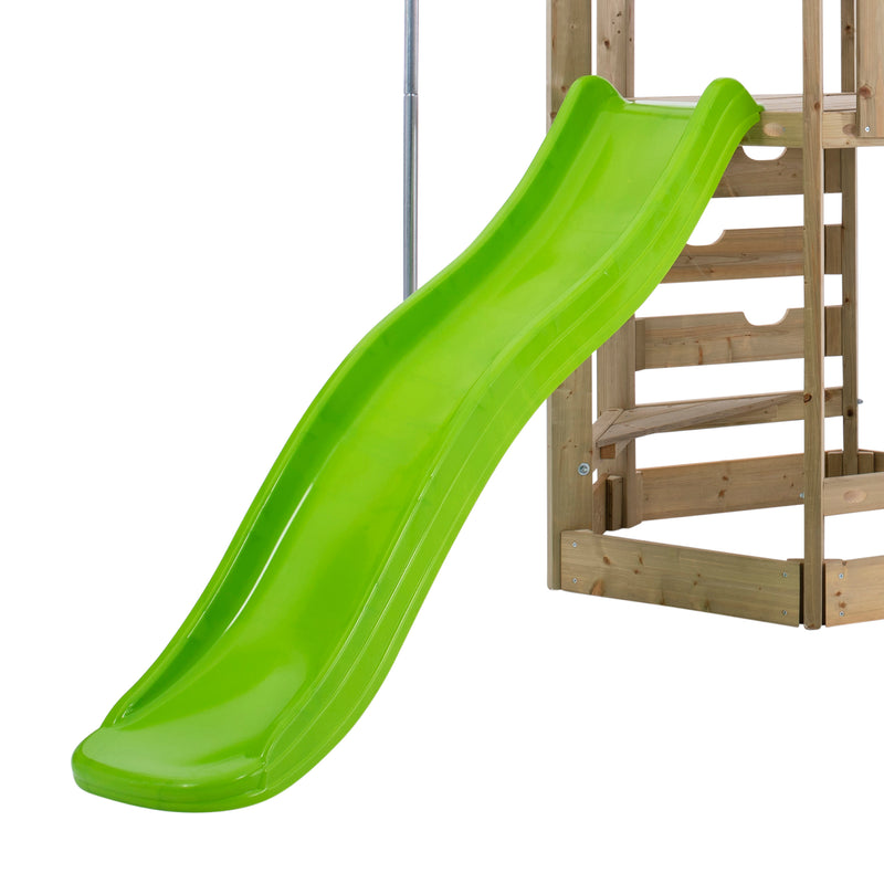 Glissière / toboggan attaché à l'aire de jeux en bois pour enfants.