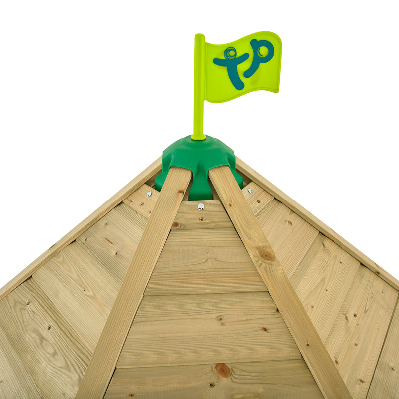 Haut du toit de l'aire de jeux en bois avec le drapeau TP Toys.