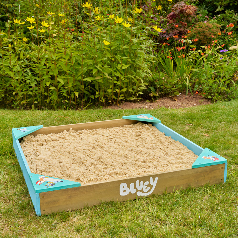 ac à sable Bluey en bois FSC® rempli de sable.