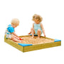 Deux enfantsjouent dans le bac à sable.