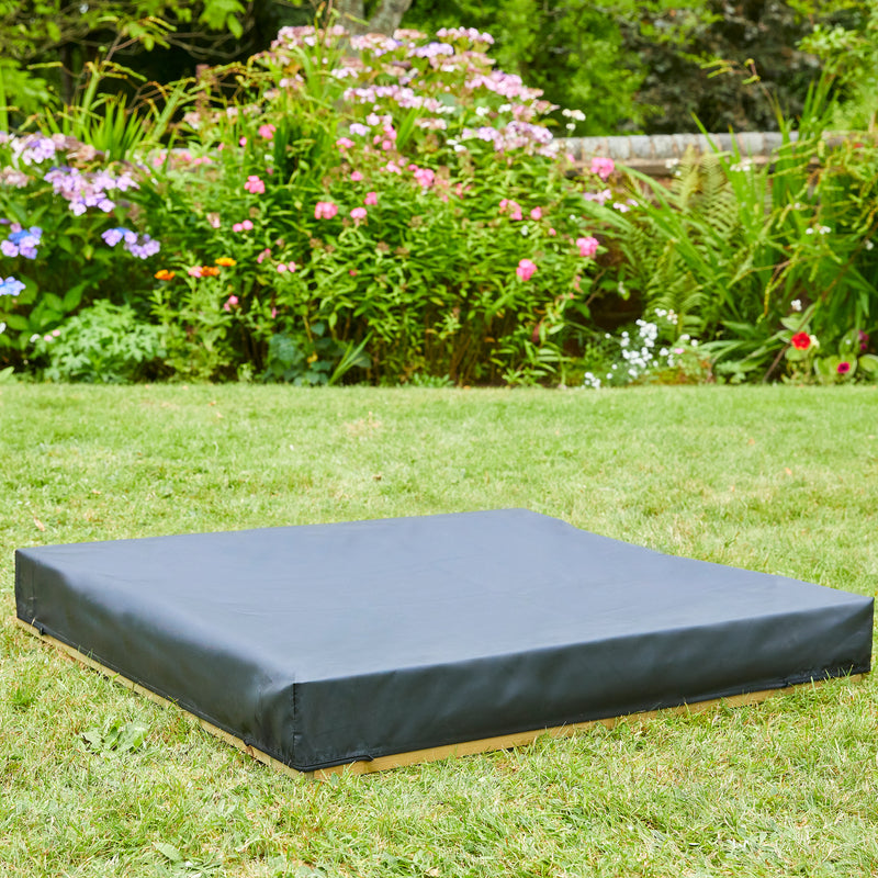 Bac à sable pour enfants avec bâche de protection, garantissant propreté et sécurité lorsqu’il n’est pas utilisé.