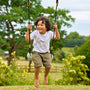Un enfant se balance sur la balançoire, assise ergonomique et sécurisée.