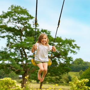 Une enfant se balance sur la balançoire, assise ergonomique et sécurisée.