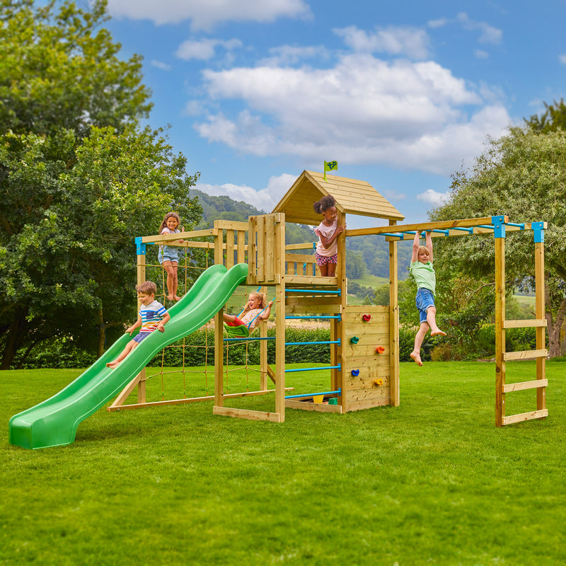Pont de singe avec structure en bois et barres en métal, relié à une structure de jeux, où cinq enfants jouent dessus.