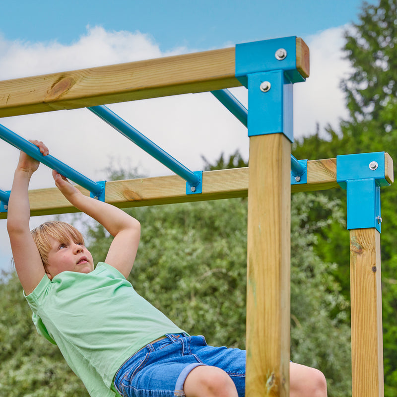 Un enfant se suspend à un pont de singe avec barres en métal et structure en bois.