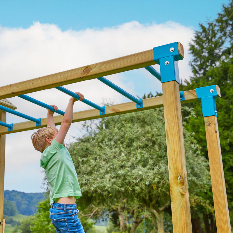 Un enfant se suspend à un pont de singe avec barres en métal et structure en bois.