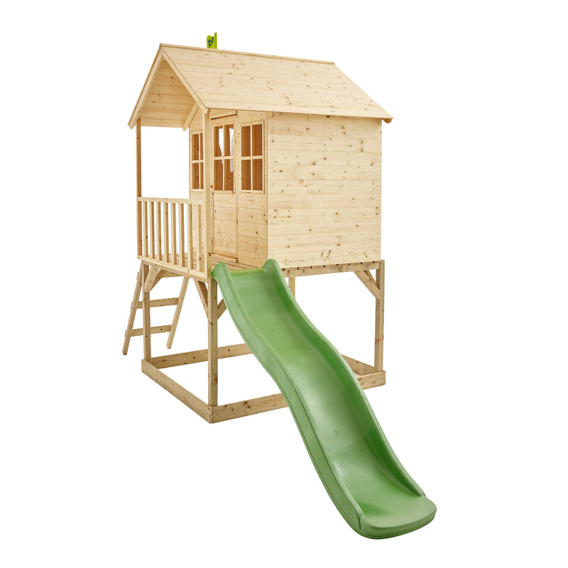 Cabane en bois sur pilotis avec toboggan pour enfants.