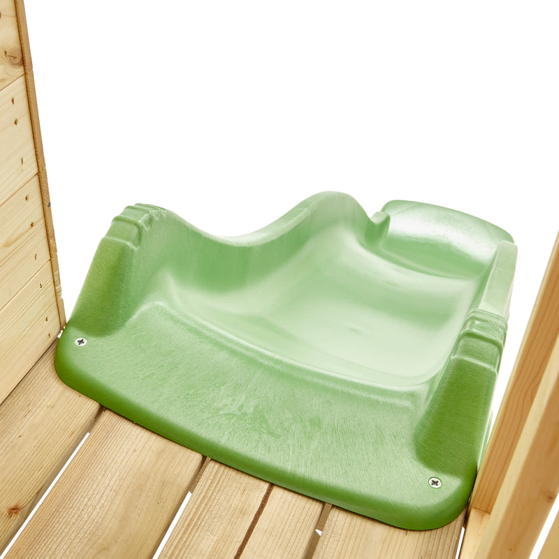 Vue du dessus d’une cabane en bois sur pilotis, montrant le toboggan.