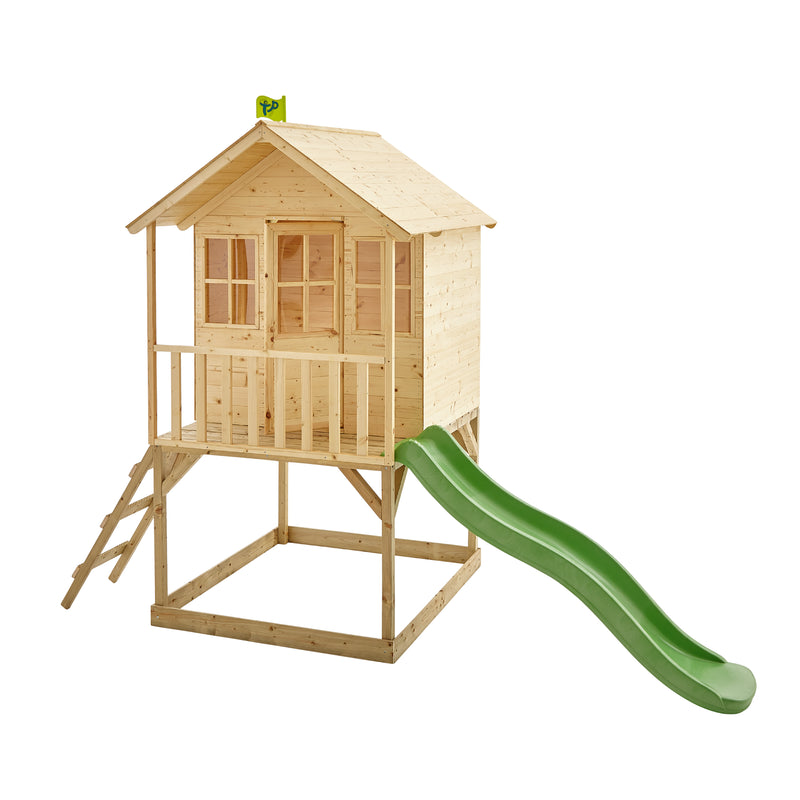 Cabane en bois sur pilotis avec toboggan pour enfants.