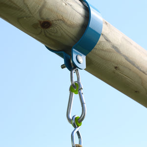 Collier en métal fixé sur le portique, sur dbois rond de 10 cm de diamètre.