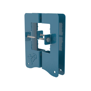 Colliers métalliques de fixation pour agrès d’aire de jeux.