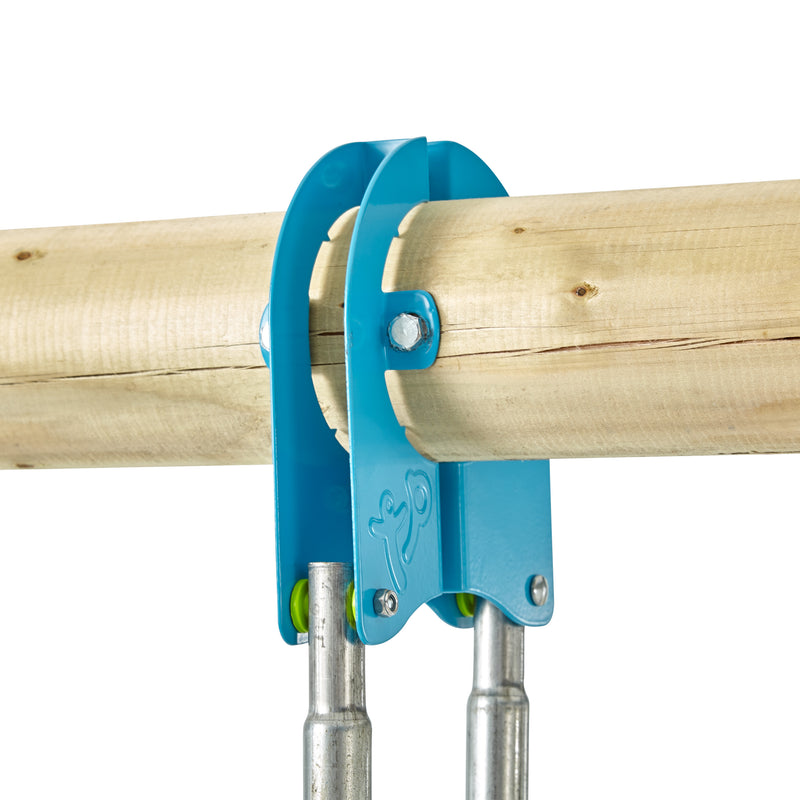 Colliers en métal pour fixer les agrès sur structures en bois rond.