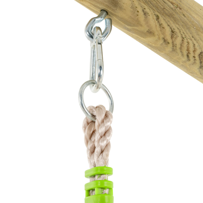 Détail de l’accroche sécurisée de la corde à nœuds TP Toys sur le portique.