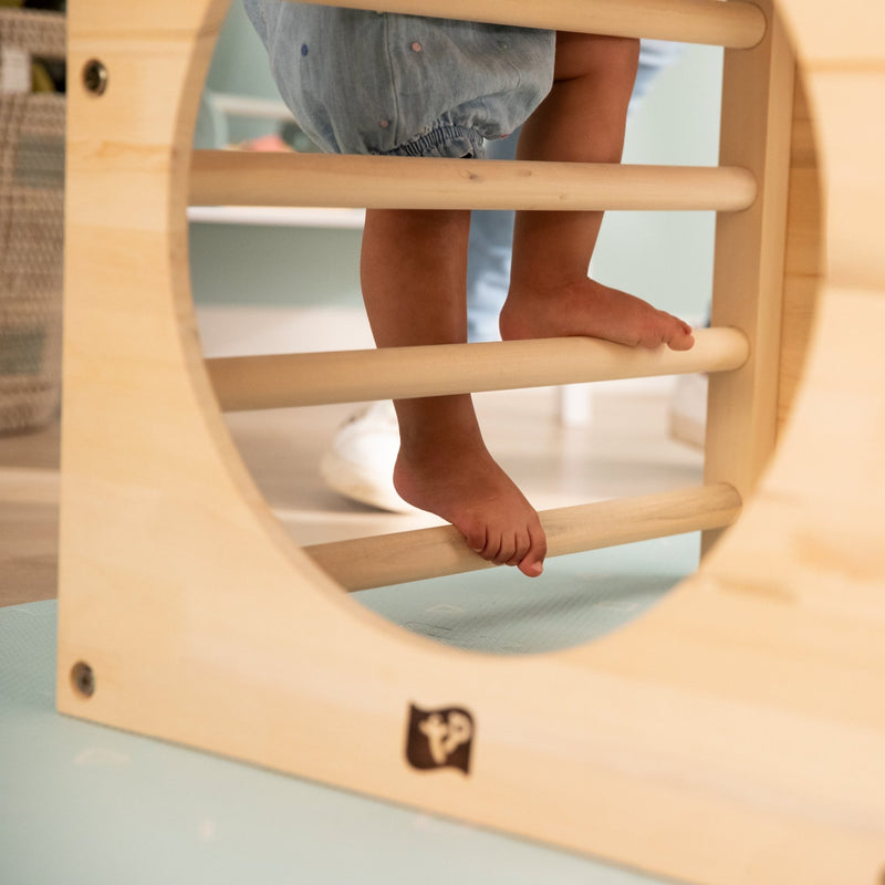 étail de l’échelle en bois permettant l’accès au sommet du cube d’escalade.