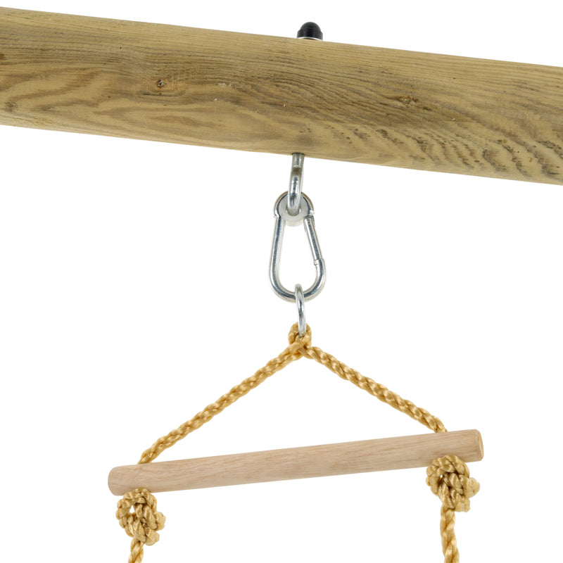 Système d’accroche sécurisé de l’échelle en bois TP Toys fixée à un portique.