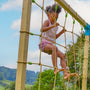 Enfant grimpant sur le filet d’escalade Skywood.