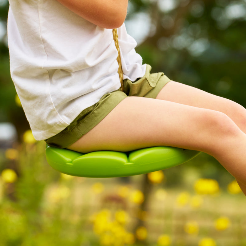 Zoom sur la balançoire ronde TP Toys en plastique rotomoulé haute densité, avec surface antidérapante, permettant une rotation complète à 360°.