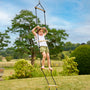 Une enfant grimpe sur l’échelle en bois TP Toys avec cinq barreaux.