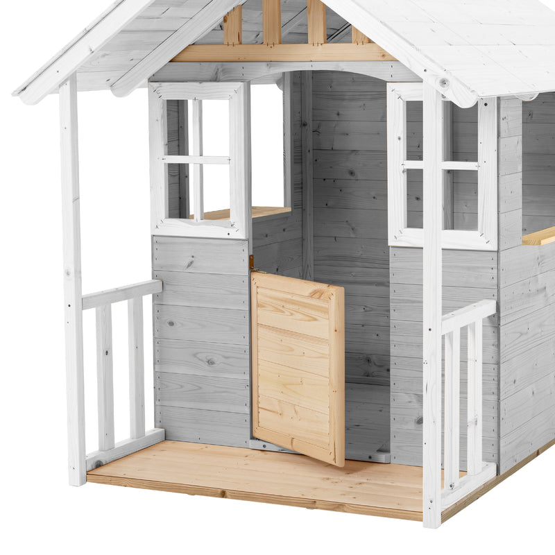 Maisonnette en bois avec la porte de style demi-étable ouverte.