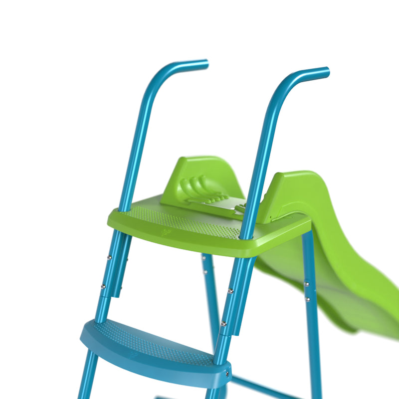 Gros plan sur la dernière marche et le départ du toboggan ondulé pour enfants.