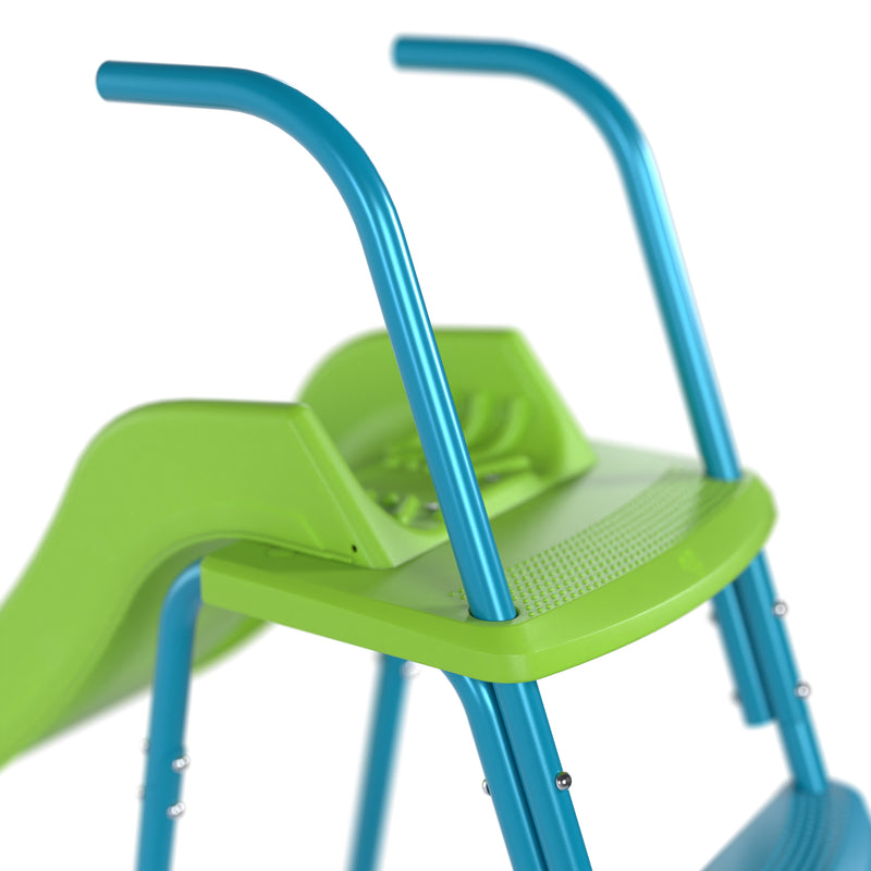 Vue rapprochée de l’accès au toboggan ondulé, avec la dernière marche visible.