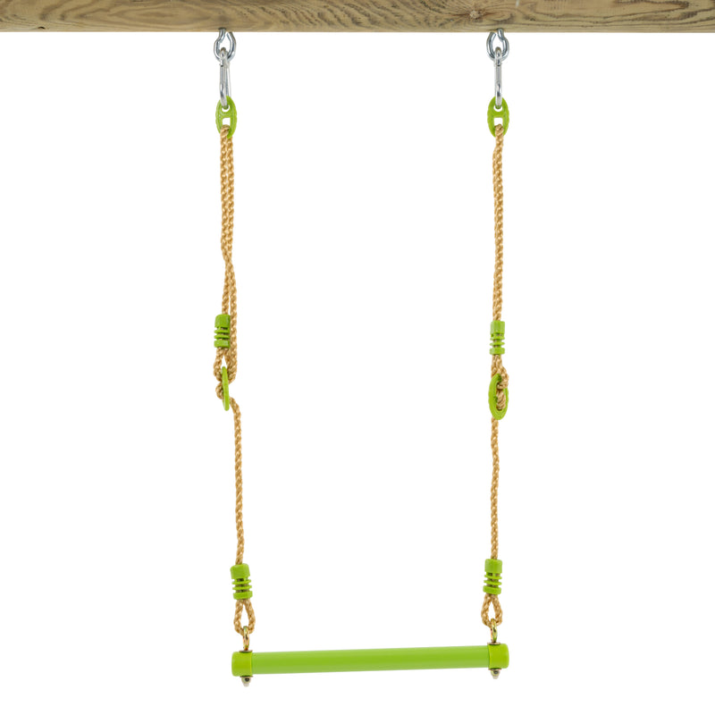 Trapèze en métal TP Toys pour enfants accroché à un portique.