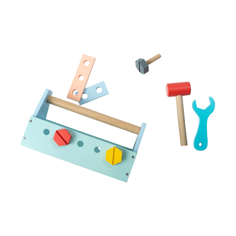 Vue du dessus des éléments de la boîte à outils en bois disposés : marteau, tournevis, vis et accessoires de jeu.