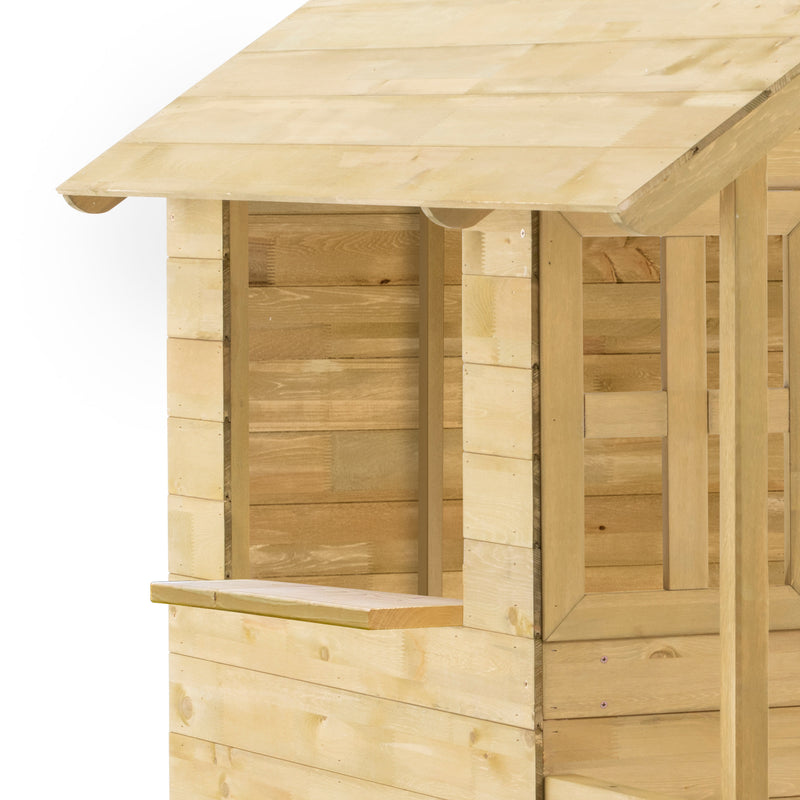 Gros plan sur le côté d’une maisonnette en bois pour enfants, montrant une fenêtre ouverte avec petit comptoir intégré.