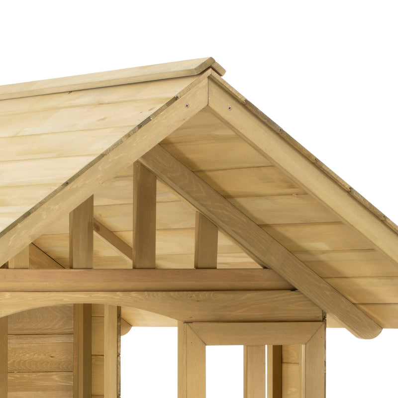 Gros plan sur le toit incliné et la charpente d’une maisonnette en bois pour enfants, montrant les finitions et la structure.