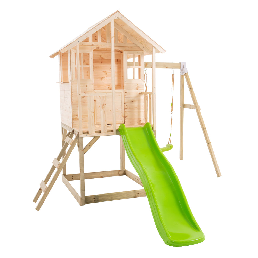 Maisonnette en bois sur pilotis pour enfants avec échelle, toboggan vert et balançoire intégrée.