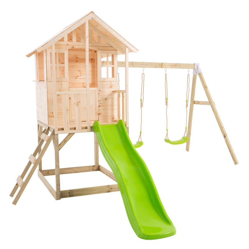Maisonnette en bois sur pilotis pour enfants avec échelle, toboggan vert et deux balançoires intégrées.