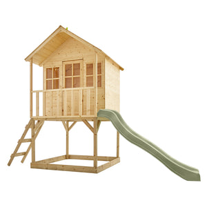 Cabane en bois sur pilotis avec toboggan pour enfants.
