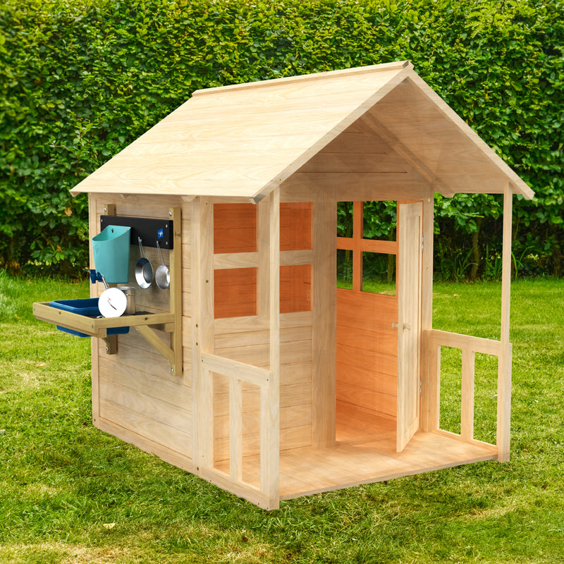 Maisonnette en bois FSC® avec plancher, véranda et cuisine intégrée, installée dans un jardin.