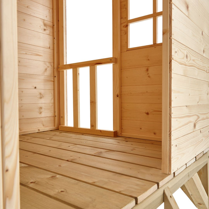 Intérieur de la maisonnette en bois.