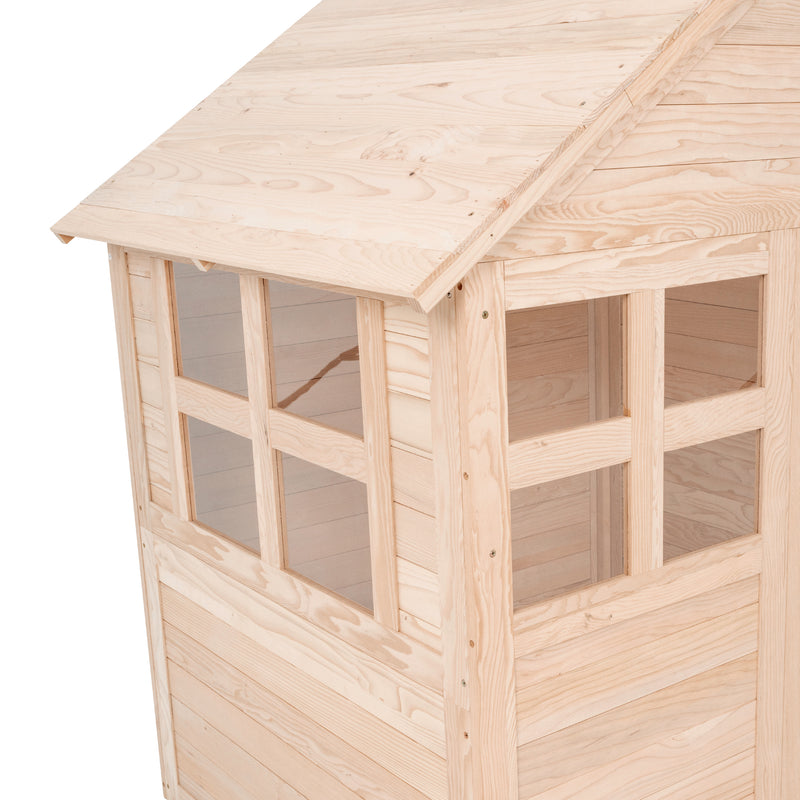 Fenêtres de la maisonnette en bois, assurant luminosité et sécurité.