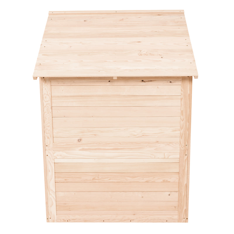 Vue de côté de la maisonnette en bois.