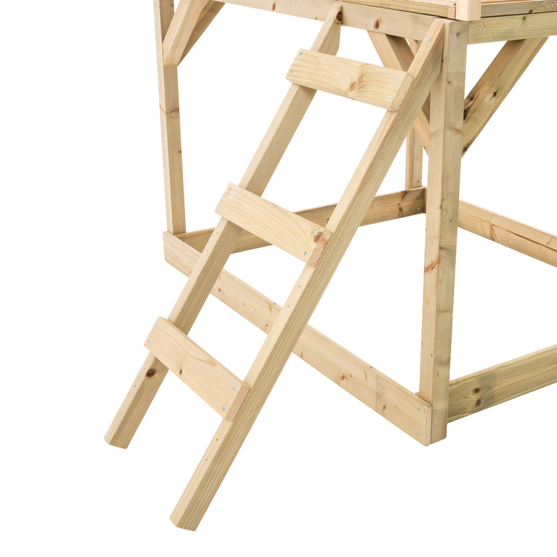 Détail de l’échelle en bois permettant d’accéder à une maisonnette sur pilotis pour enfants.