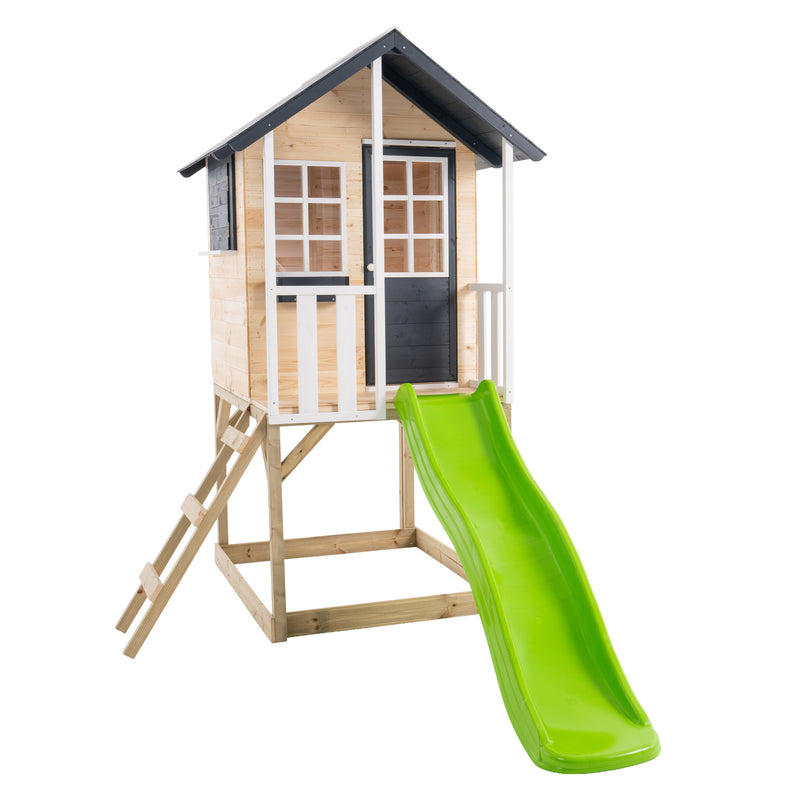 Maisonnette en bois sur pilotis équipée d’une échelle d’accès et d’un toboggan vert.