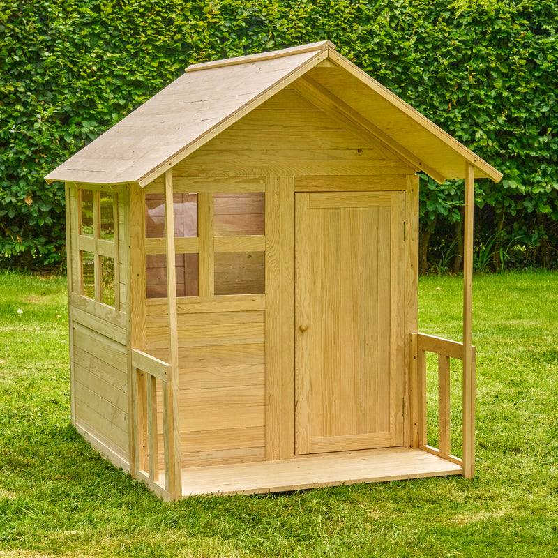 Maisonnette en bois FSC® avec plancher et véranda installée dans un jardin.