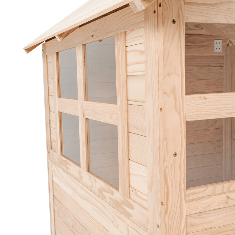 Fenêtres de la maisonnette en bois, assurant luminosité et sécurité.